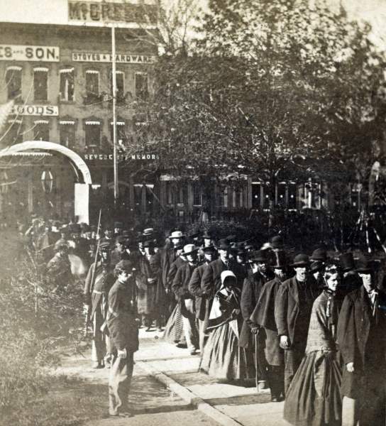 Crowds waiting to view the remains of President Lincoln, State Capitol, Springfield, Illinois, May 3, 1865, zoomable image