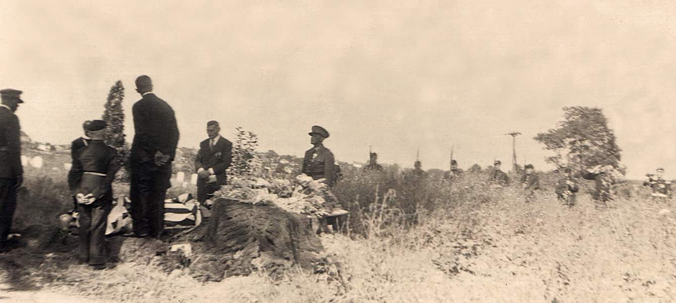 Ephraim Slaughter laid to rest at the Lincoln Cemetery at Penbrook in Harrisburg, Pennsylvania, February 1943, zoomable image